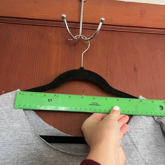 Gray Cropped Long Sleeve NYC Top - Picture 3 of 4